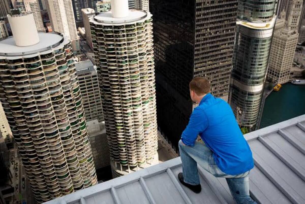 Nick Wallenda observa el vacío desde los rascacielos de Chicago. Cortesia Discovery