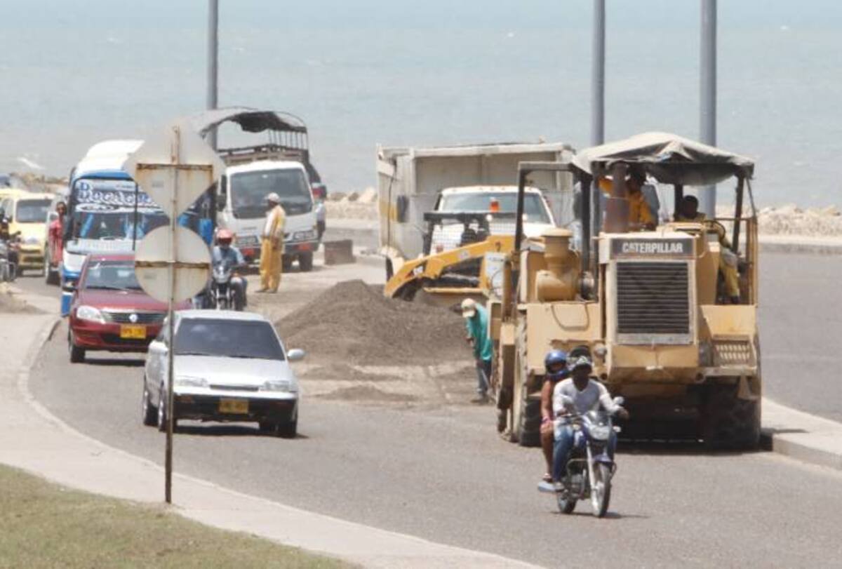 Los trabajos en esta vía principal consisten en rellenar todos los huecos existentes para posteriormente poner una carpeta asfáltica de cinco centímetros de espesor. JULIO CASTAÑO - EL UNIVERSAL