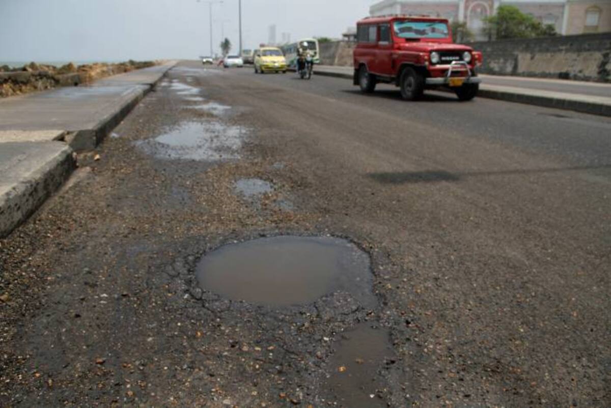 Las lluvias y el rocío constante de agua de mar, son los causantes principales del deterioro del asfalto de la Avenida Santander. ÓSCAR DÍAZ ACOSTA - EL UNIVERSAL