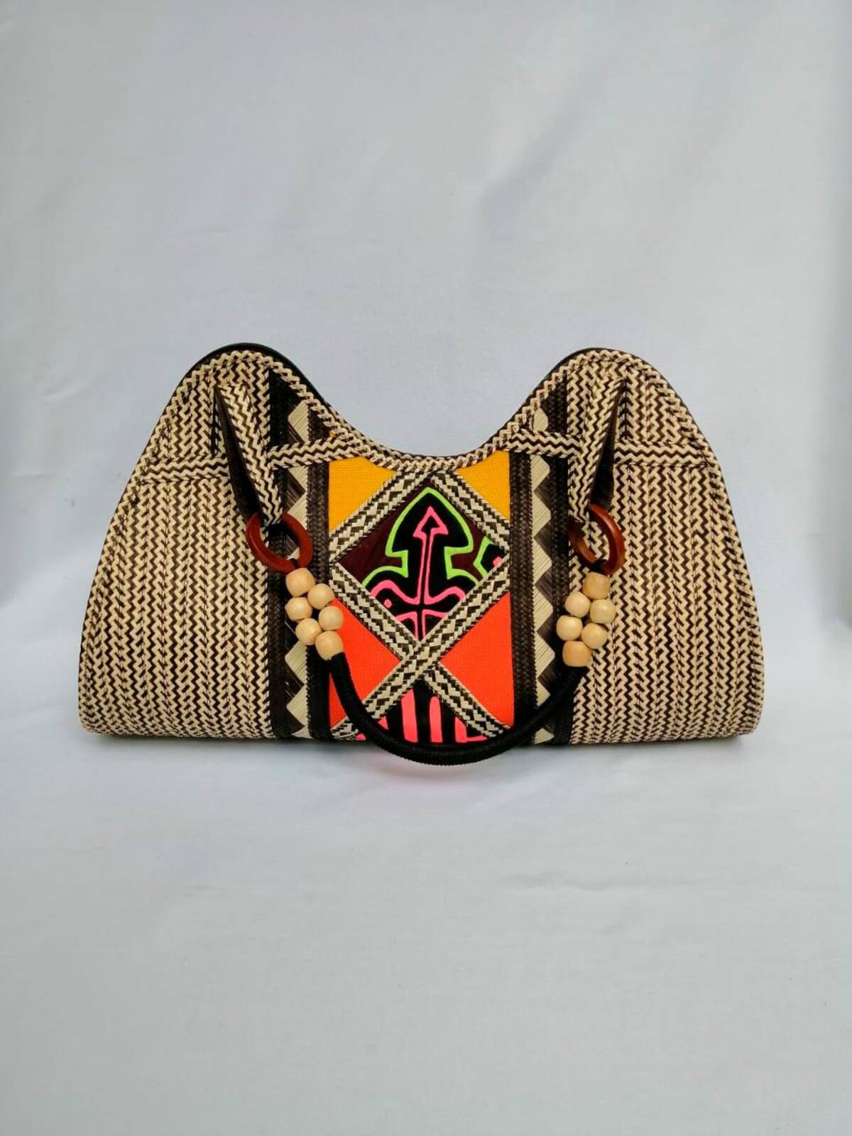 Bolsos tejidos en palma.