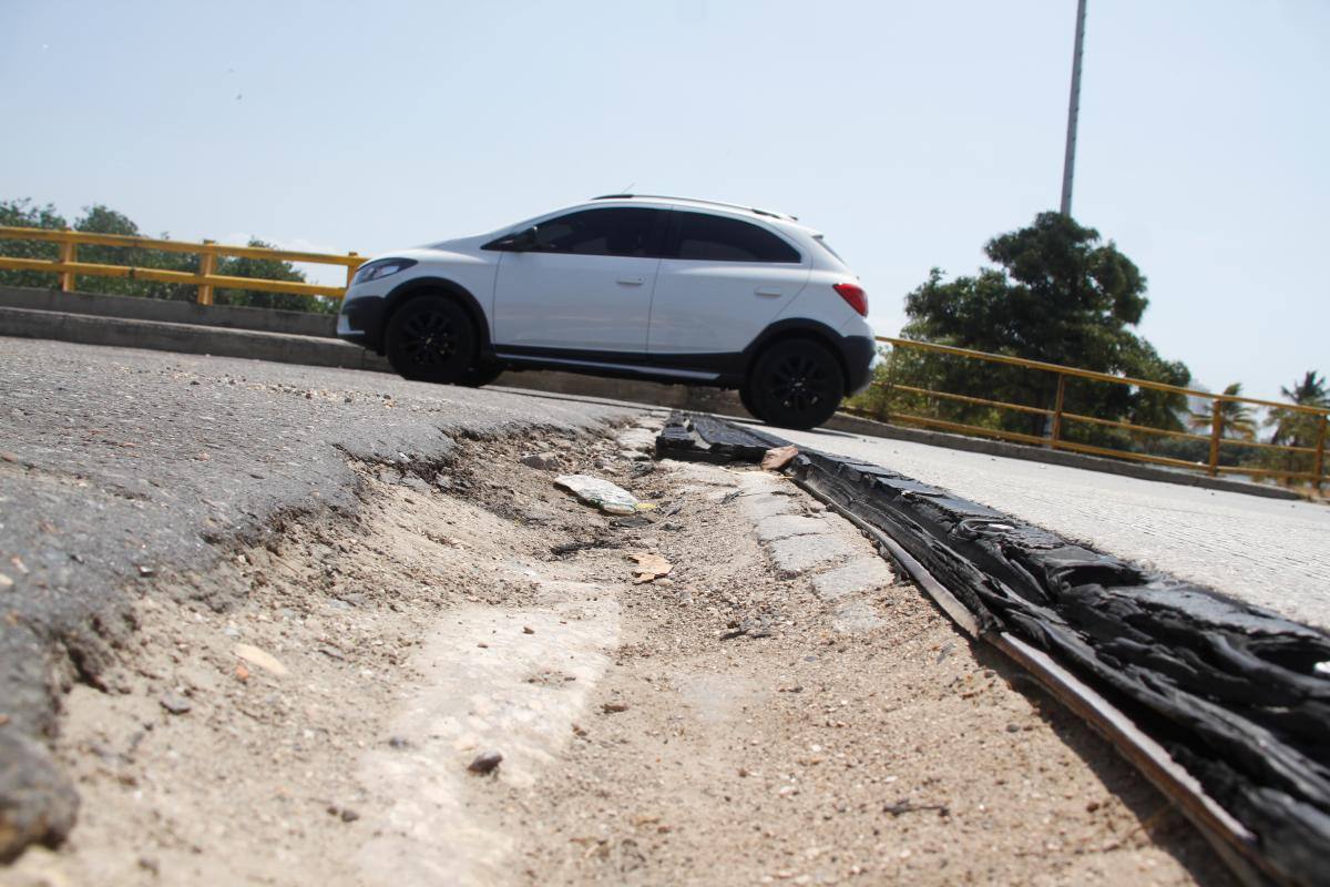 Con grietas en las barandas y huecos en el pavimento se encuentra el puente Chambacú. // Luis Herrán - EU.