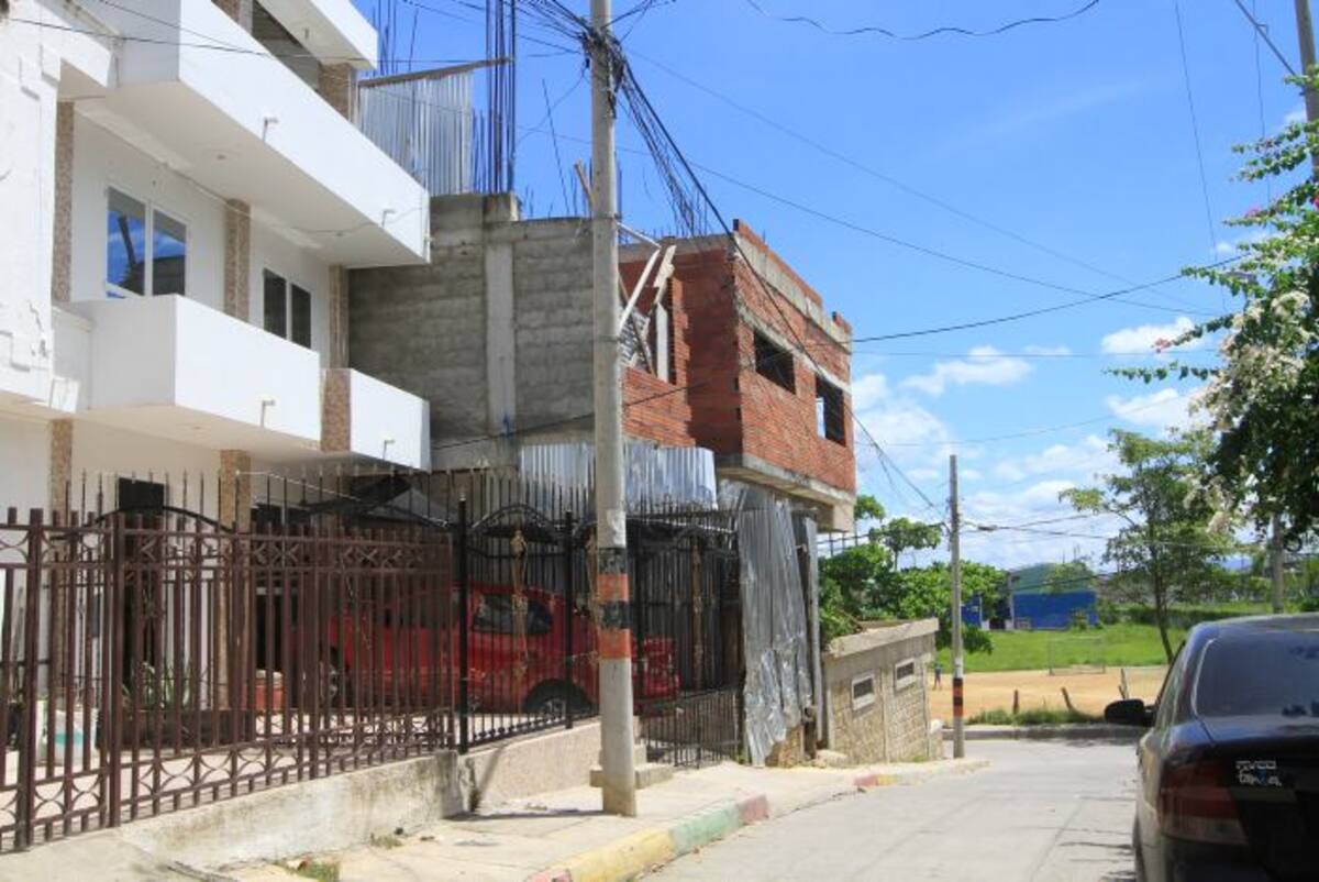 Supuestamente, la casa de la esquina viola varias normas, entre esas restar visibilidad a las demás casas. foto julio castaño