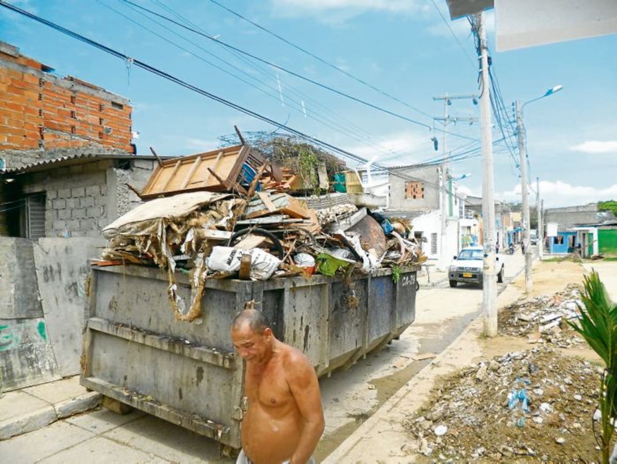 En una nueva jornada de aseo, la empresa Aseo Urbano recogió 3,2 toneladas de inservibles en el barrio Chile. CORTESÍA