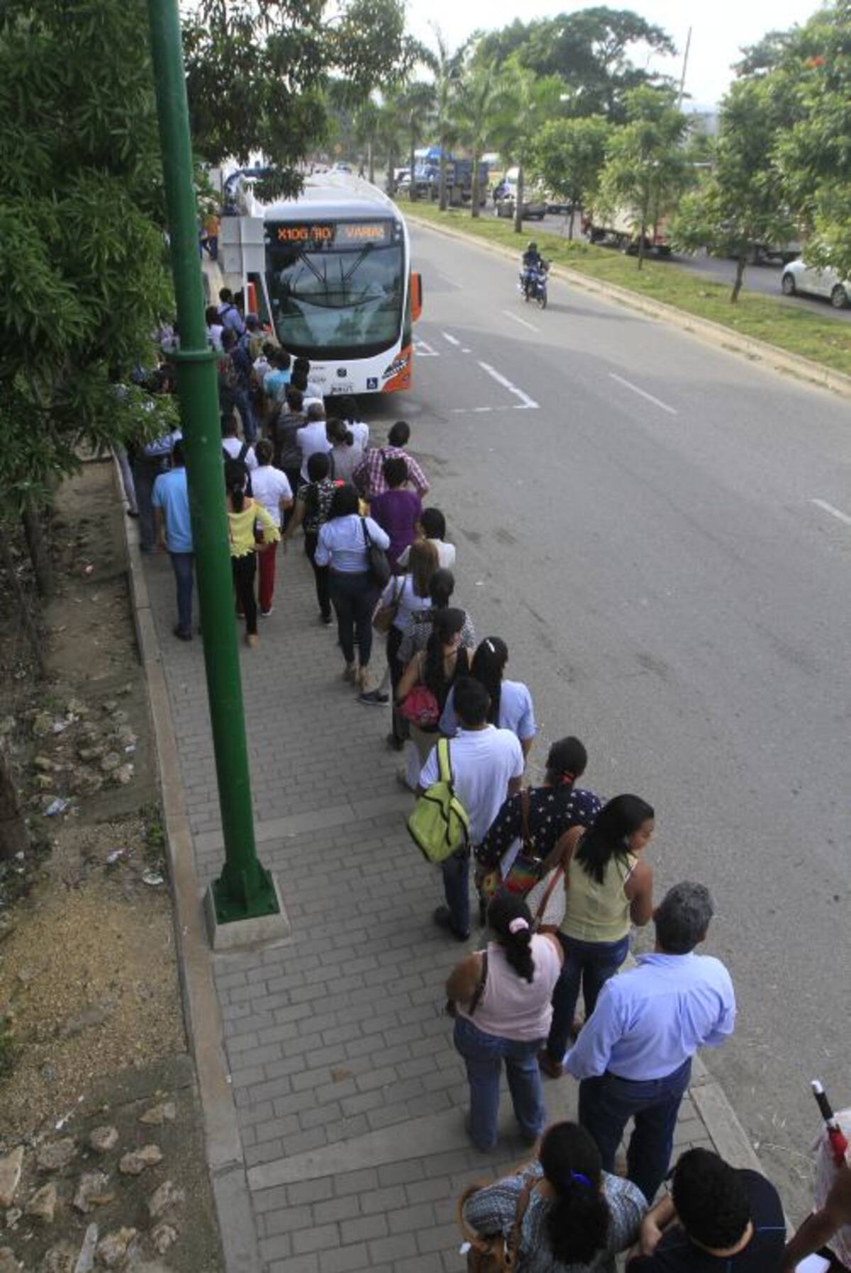 Los usuarios sostienen que el aumento en la tarifa no corresponde con la calidad del servicio que aún presenta fallas como la tardanza en la frecuencia de los buses, que ocasiona largas filas como se muestra en la imagen. Julio Castaño.