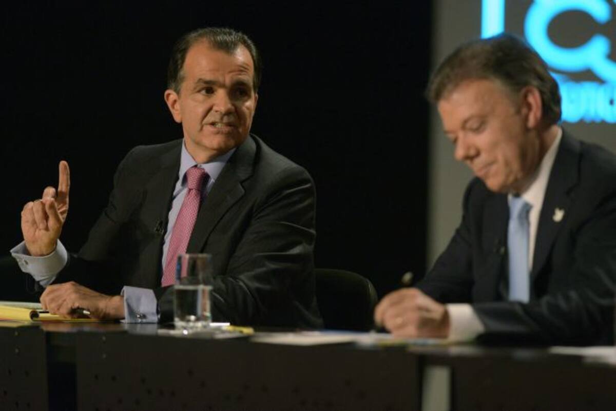 Óscar Iván Zuluaga en momentos en que le pide respeto al presidente candidato Juan Manuel Santos. AFP