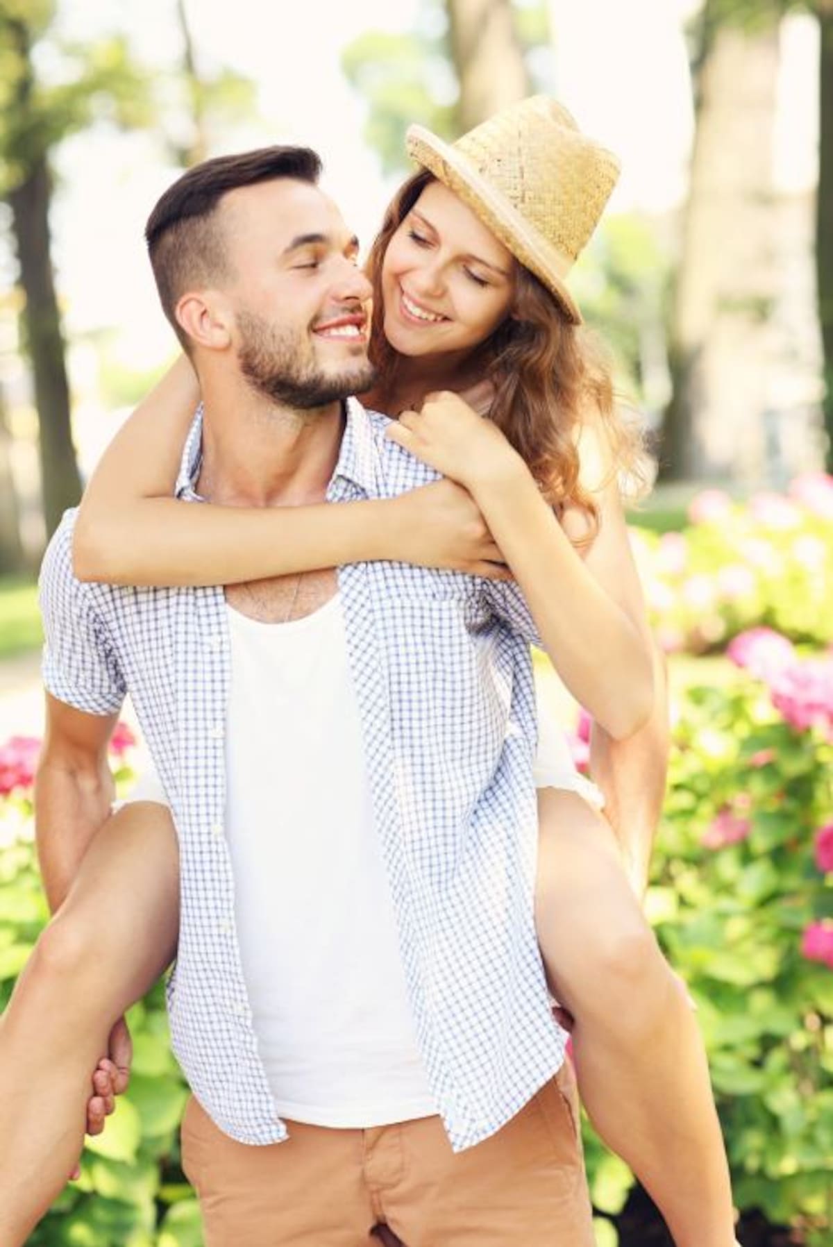 No son simples caprichos de las mujeres el querer escuchar palabras dulces, o que sientan un mayor deseo de recibir caricias. 123RF