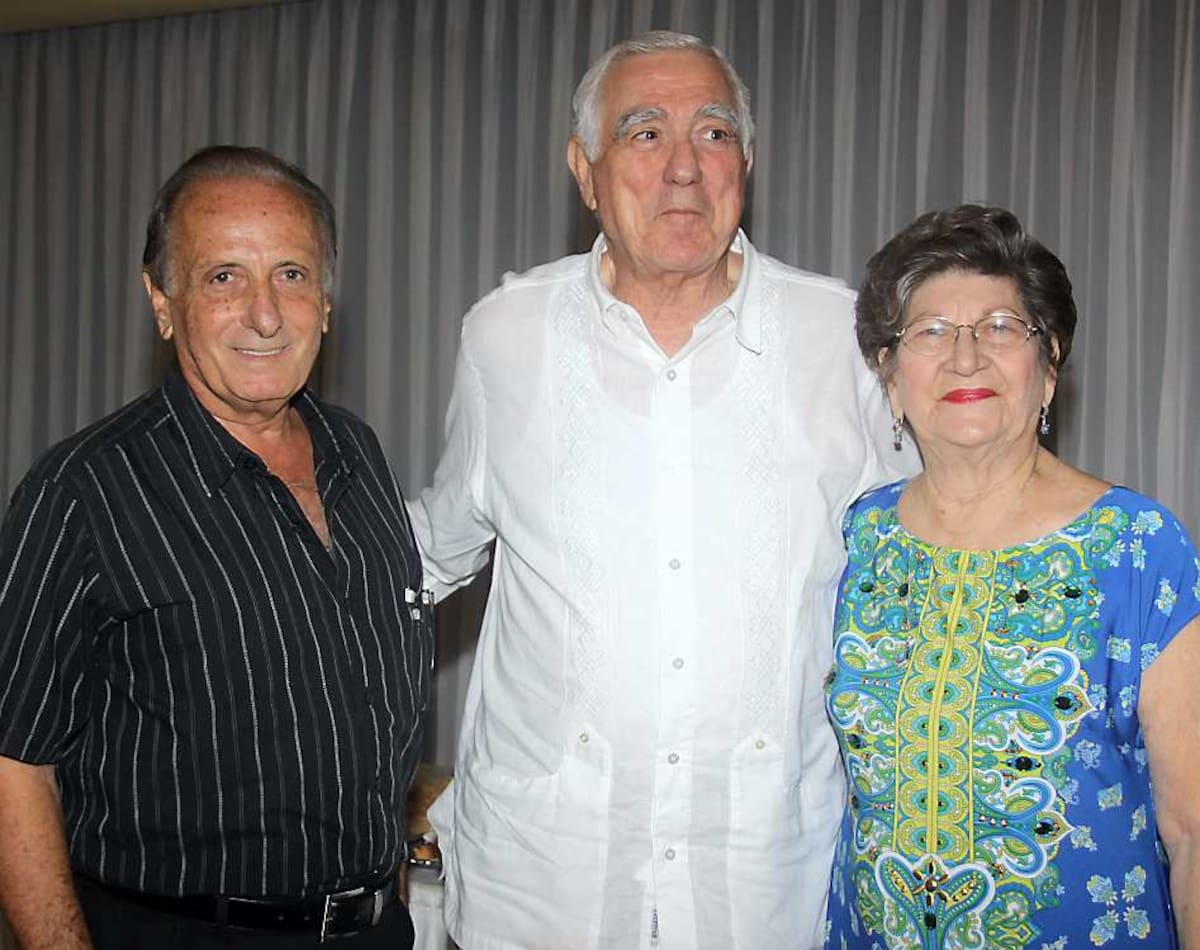 Antonio Abiad, Roberto Gedeón y Aida Juan de Gedeón.