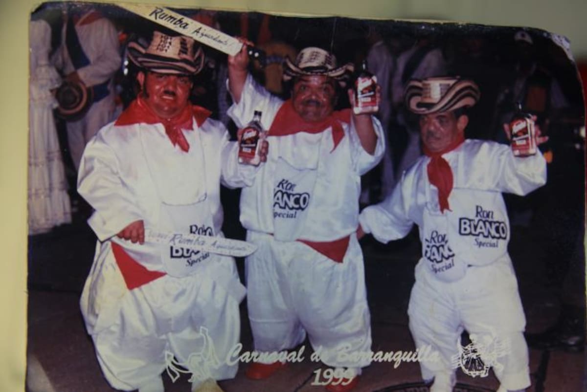 La foto muestra la última vez que ‘Los enanos show espectáculos’ desfilaron en el Carnaval de Barranquilla. CORTESÍA