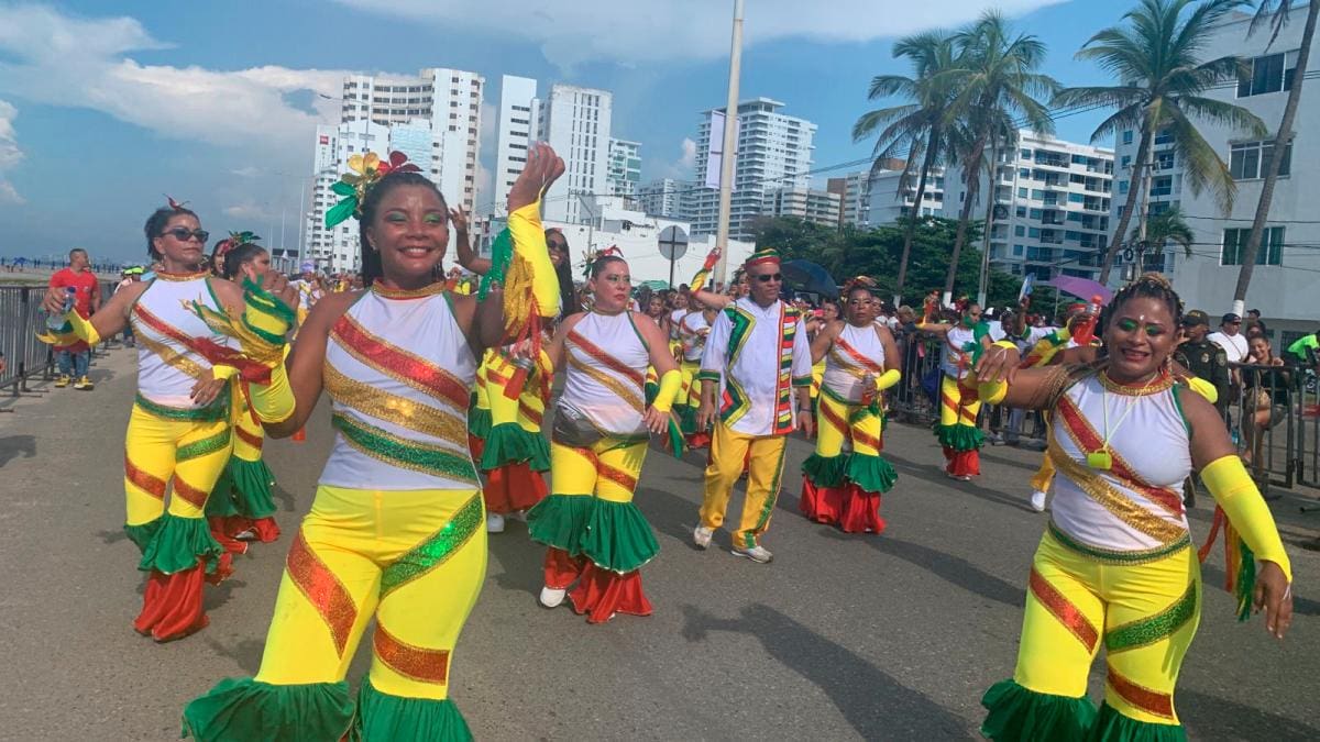 La comparsa de la Alcaldía de Cartagena lidera el Desfile de Independencia. // El Universal
