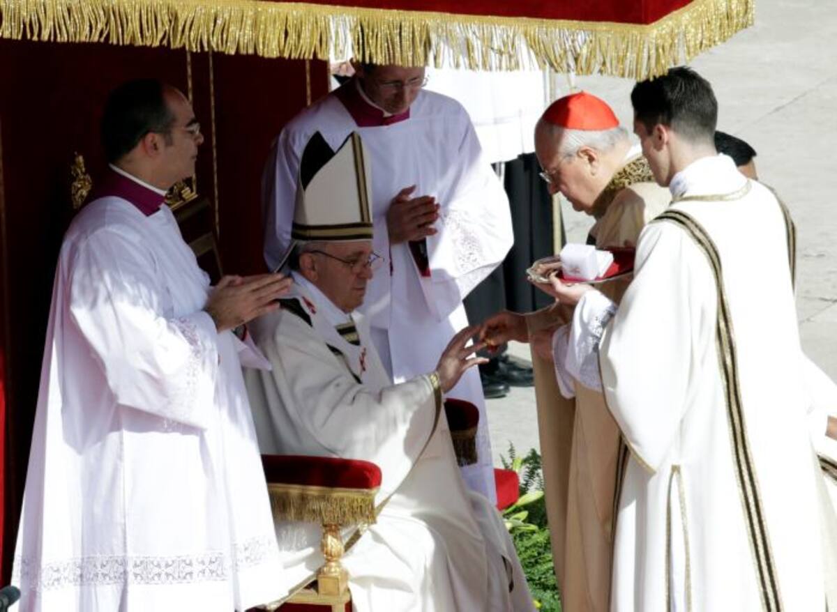 El decano del colegio cardenalicio, Angelo Sodano, le puso el anillo del Pescador al Papa Francisco, en el dedo anular de la mano derecha. AP Andrew Medichini