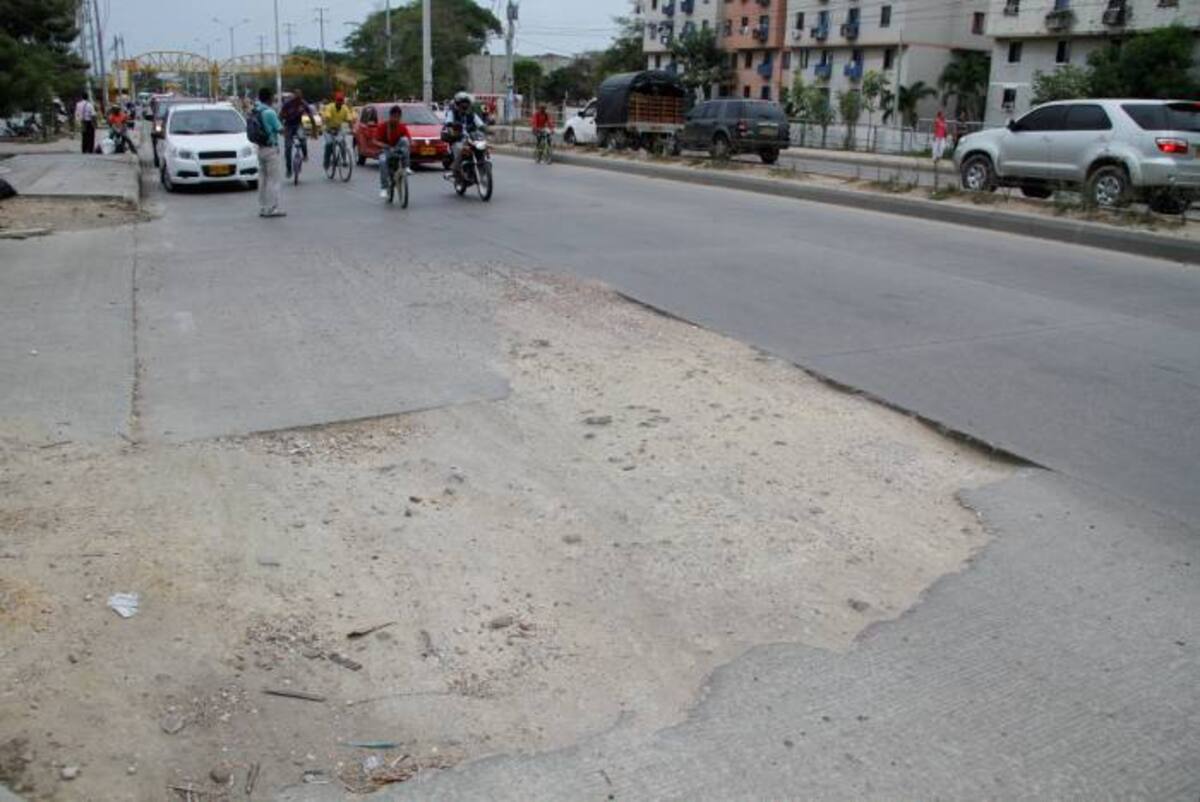 La falta de una losas de concreto rígido en la Transversal 54 ha causado varios accidentes y genera preocupación en los habitantes del sector, transeúntes y estudiantes del Colegio INEM. OSCAR DÍAZ ACOSTA / EL UNIVERSAL