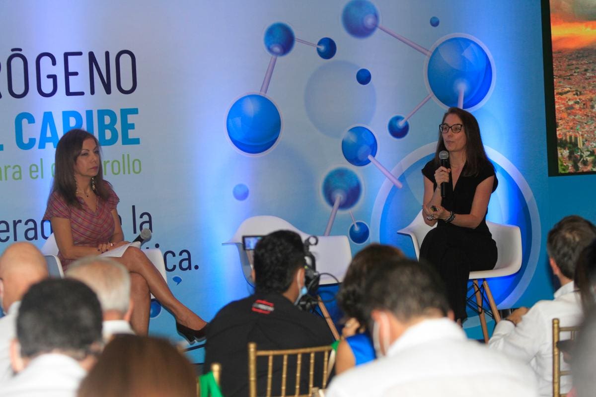 Fanny Guerrero, presentadora del Foro, y María del Pilar Granados, directora ejecutiva de la Asociación de Hidrógeno de Colombia. //Óscar Díaz-EU