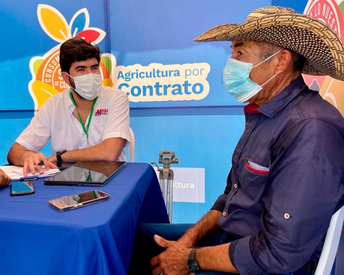 Un representante de una cadena de supermercados y un pequeño productor de Montes de María, en cita de negocios.