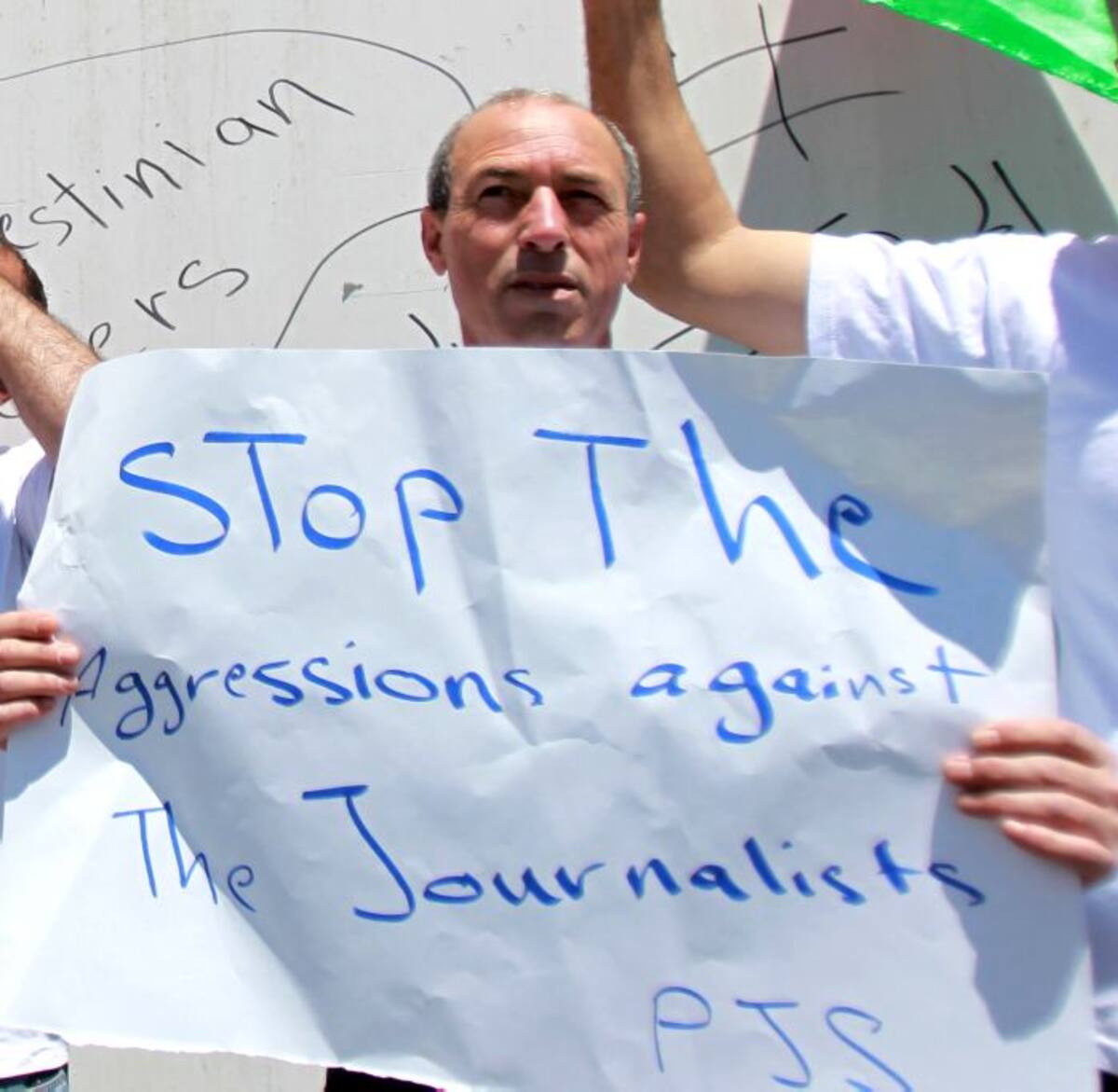 Periodistas piden que los dejen hacer su trabajo sin agresiones. AFP