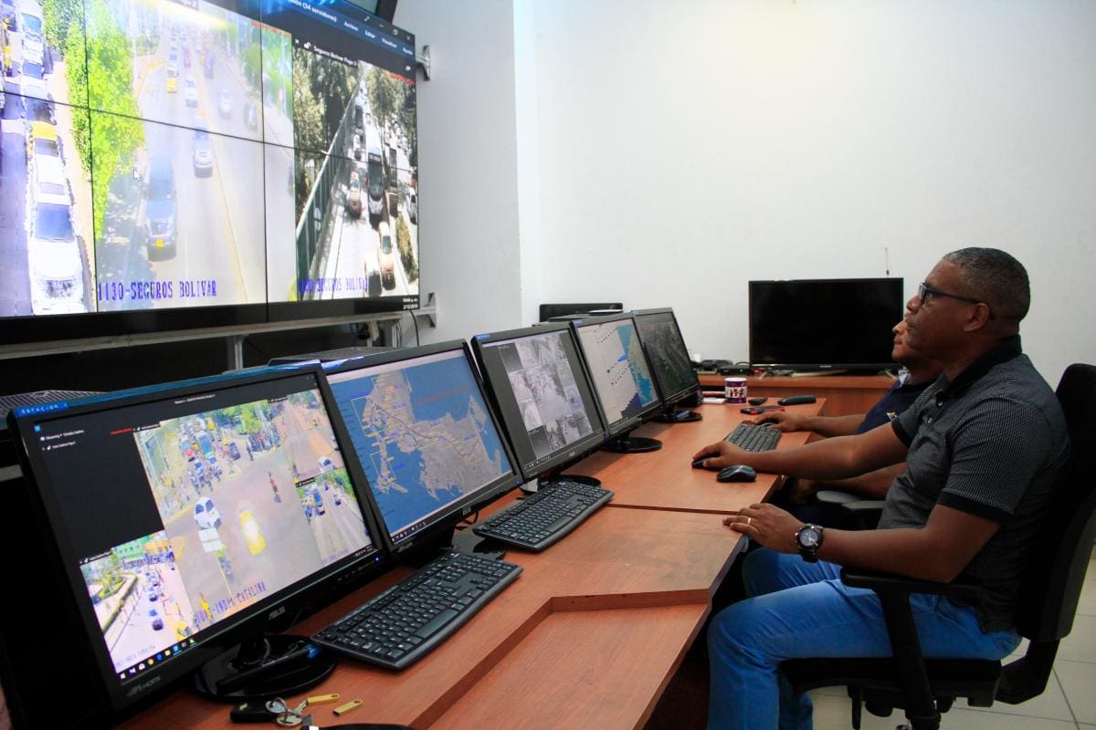 El flujo vehicular de cada intersección es controlado desde el centro de control del Departamento de Semaforización. //Julio Castaño- El Universal.