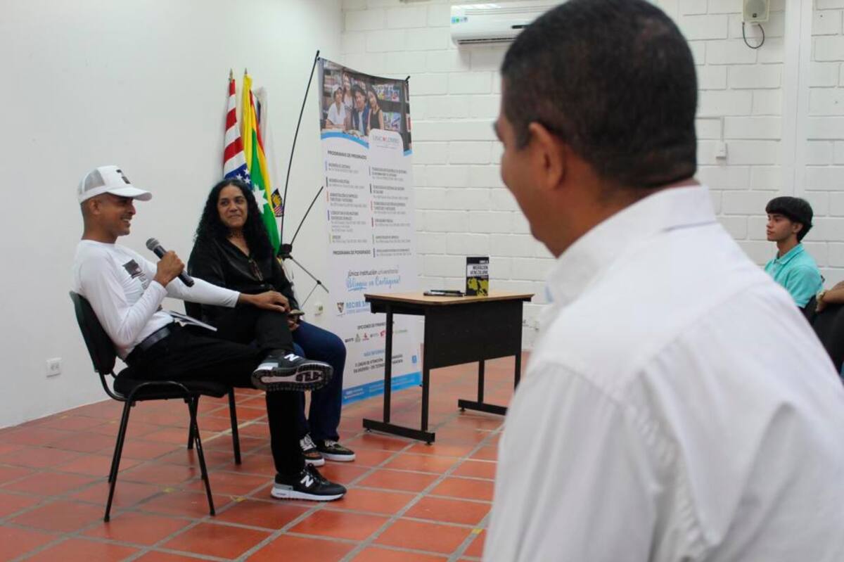 Dora Isabel Berdugo presenta el libro junto al autor Fransciso Aguiar. //Foto: Cortesía.