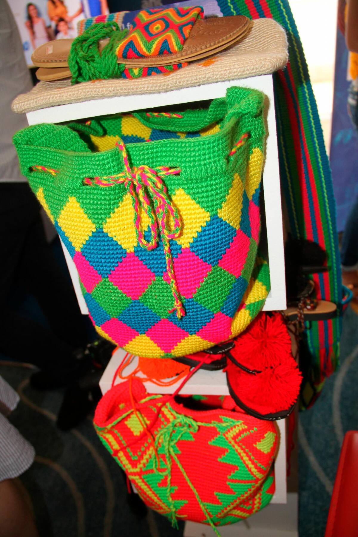 Alpargatas, mochilas, trajes de baño, bolsos de mano son algunos de los productos fabricados por estas empresarias.