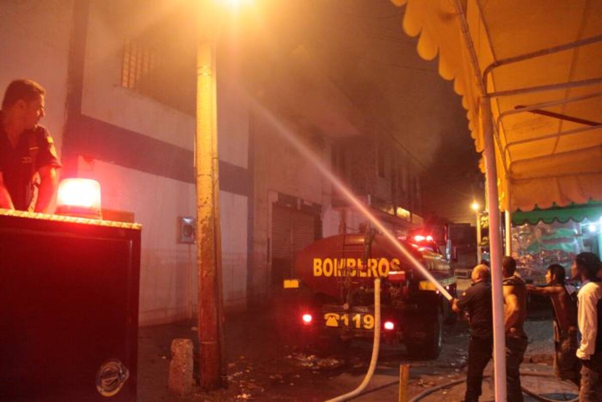 El Cuerpo de Bomberos tardó dos horas en controlar el incendio de una bodega mayorista en el Mercado de Bazurto. Nayib Gaviria Amador