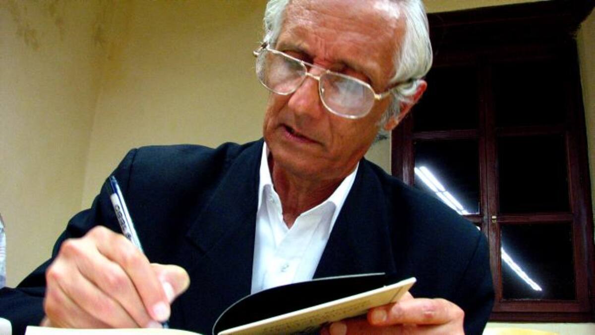 El poeta Giovanni Quessep en uno de sus recitales en Cartagena. Archivo El Universal