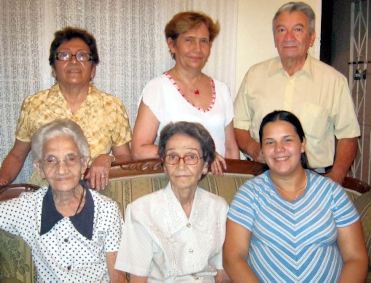 Lilia Tuirán, Juanita Tuirán e Isabel Villalba. De pie: María Claudia Tuirán, Hilda Tuirán y Humberto Villalba. FOTOS LUZ ELENA TURCIOS H.