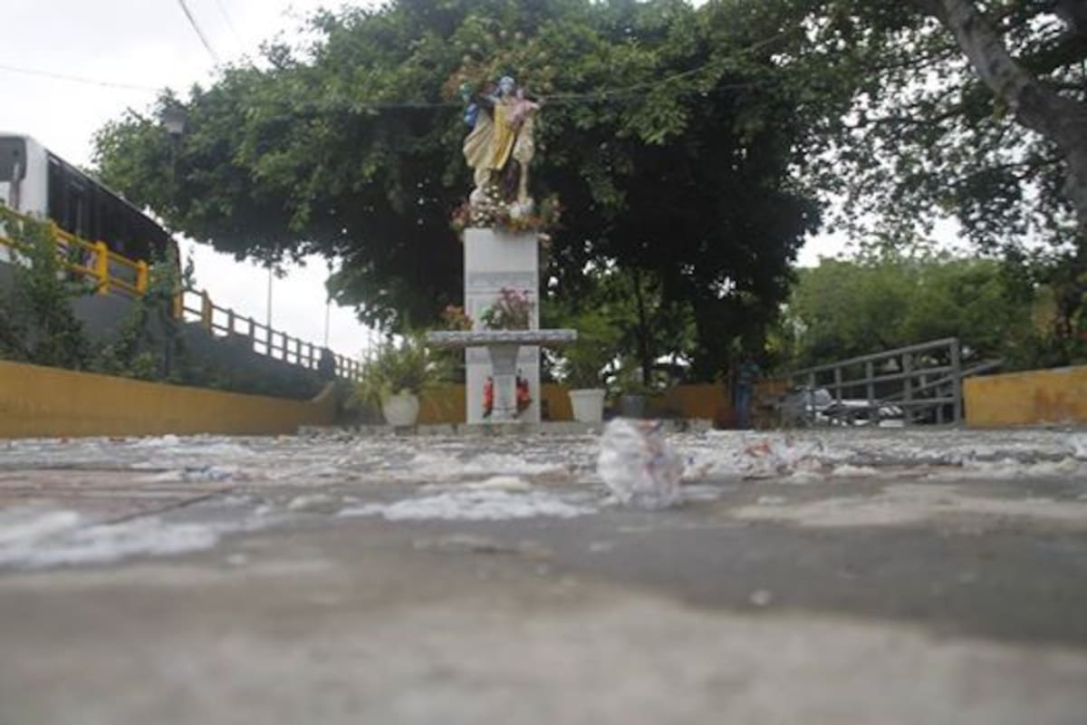 Más de 5 días ha tardado la recolección de los residuos de las velas utilizadas en la celebración el Día de la Virgen del Carmen en el Parque de Blas de Lezo. EL UNIVERSAL