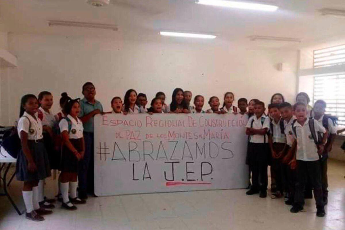 Polémica por foto de estudiantes de San Juan “abrazando la JEP”