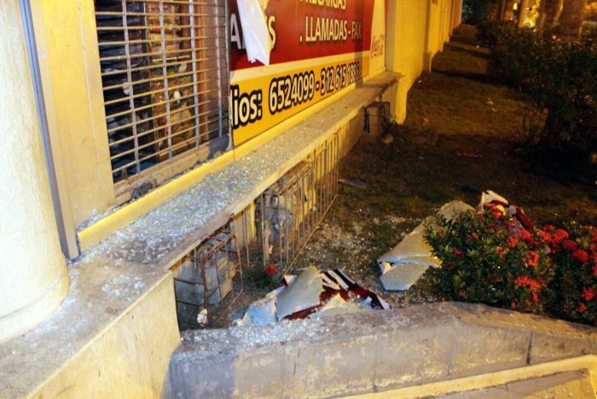 Fachada destruida de una papelería del Centro Comercial Shopping Center de la Plazuela, aledaño al callejón donde se realizó el "bandito" de la Plazuela Nayib Gaviria - El Universal