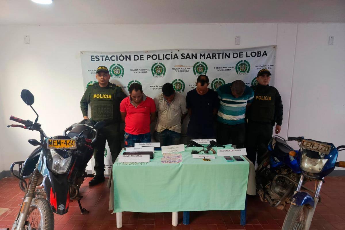 Perros delatan a 4 ladrones que iban a robar $30 millones de una finca