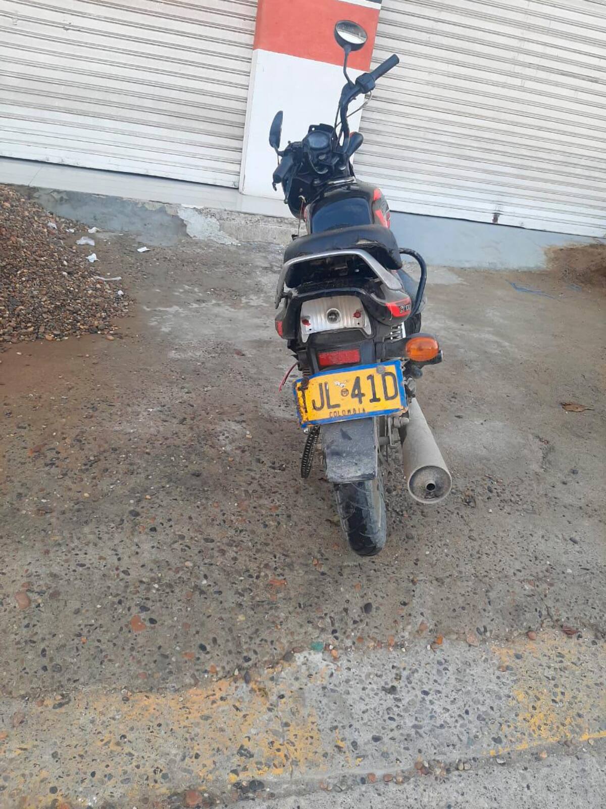 En esta moto iba la víctima.