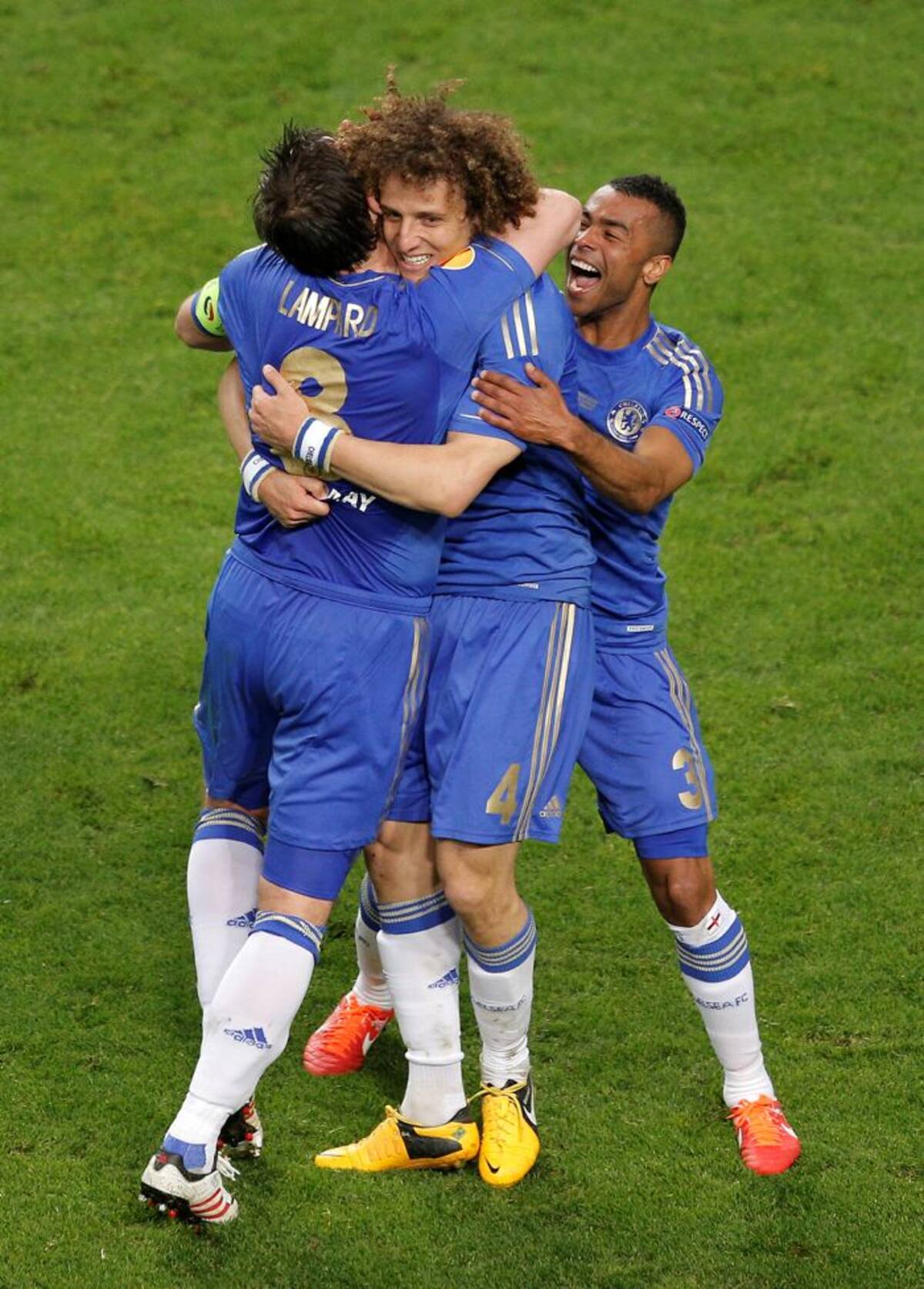Chelsea superó a Benfica 2-1 sobre el final y se coronó campeón de la Europa League. AP
