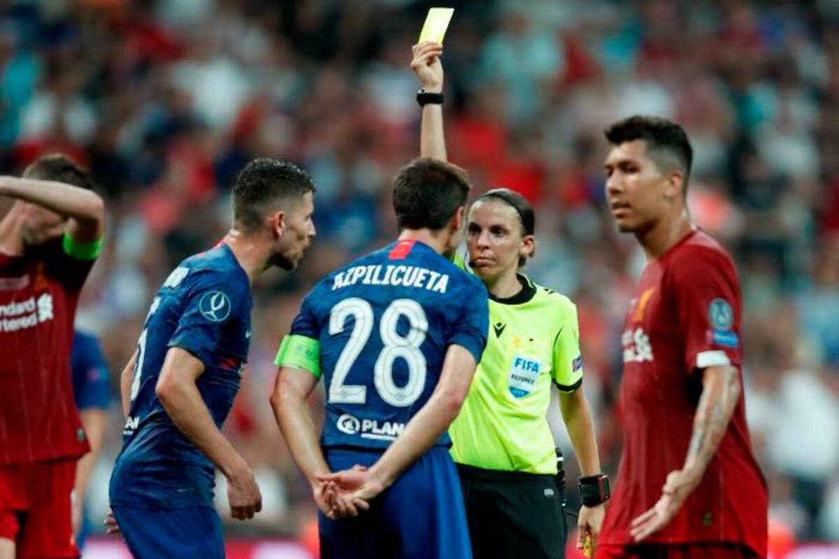 ¿Quién es Stéphanie Frappart, la primera mujer en pitar una final europea masculina?