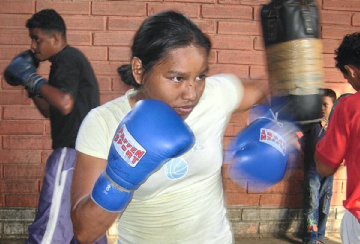 Lely Flórez, de Colombia, no pudo vencer a la boxeadora Mónica “La Gata” Acosta.