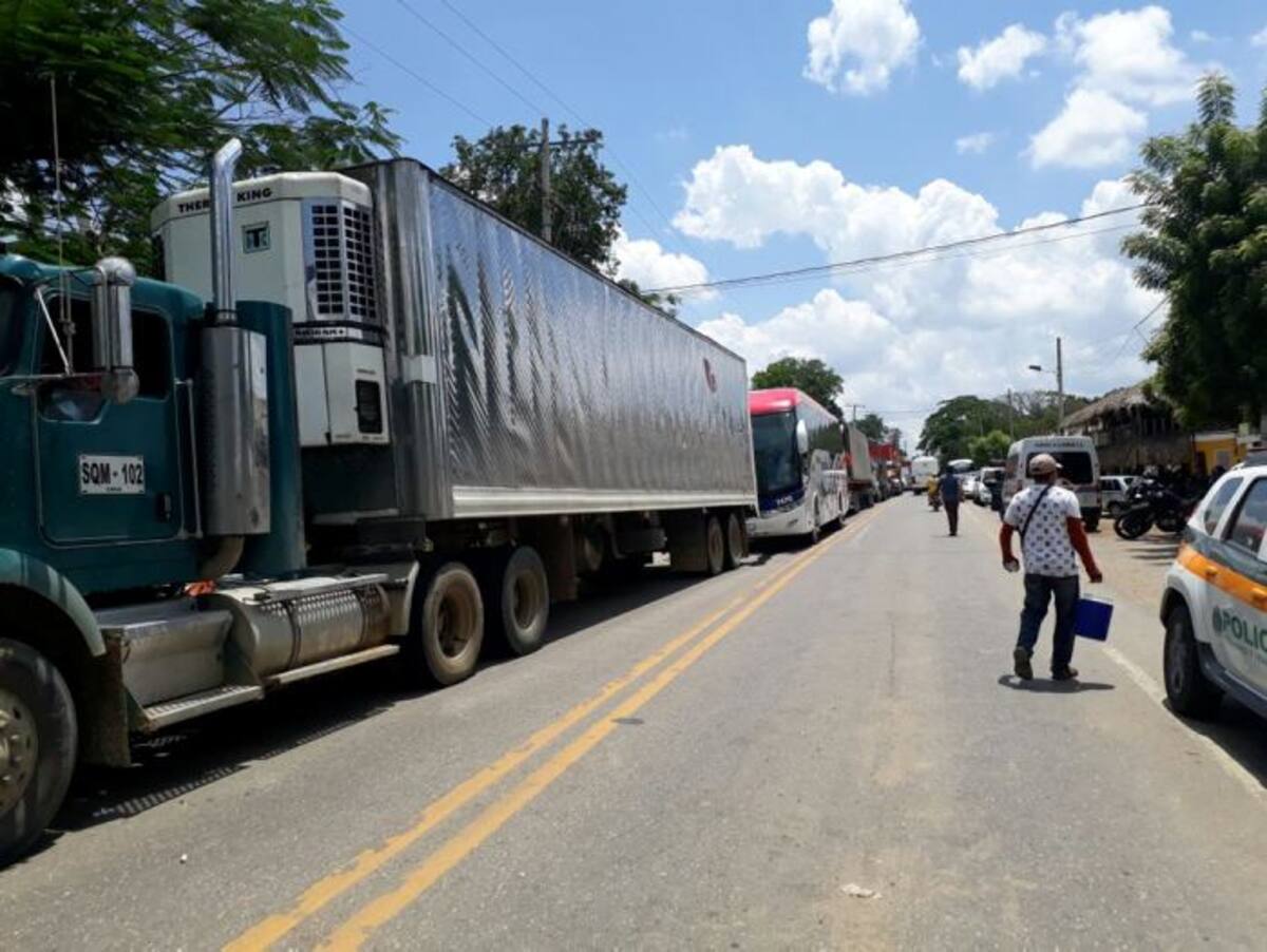Padres de niñas carmeras enfermas supuestamente por vacuna bloquean la troncal. Lila Leyva-El Universal