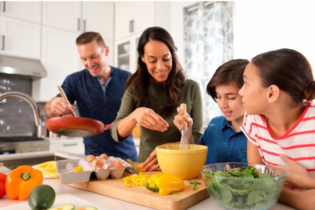 Cocinar en familia, un tiempo de calidad que trae beneficios