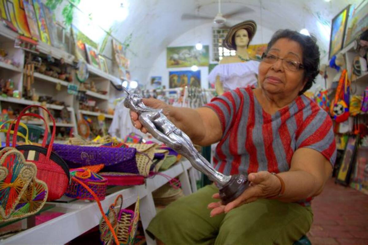 Petra Villalobos dentro de la bóveda que arrendó hace unos 50 años. Luis Herrán - EL UNIVERSAL.