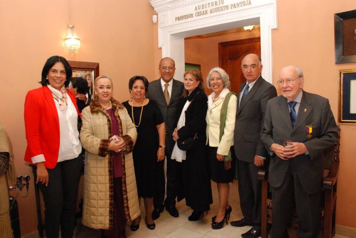 MaRÍA Clara Berrocal de Jaramillo, María Paulina Espinosa, Elizabeth Berrocal , José Manuel Verhelts, Sofía Vallejo, Manuela Berrocal Revueltas, Omar Jaramillo y el doctor Vergara Támara