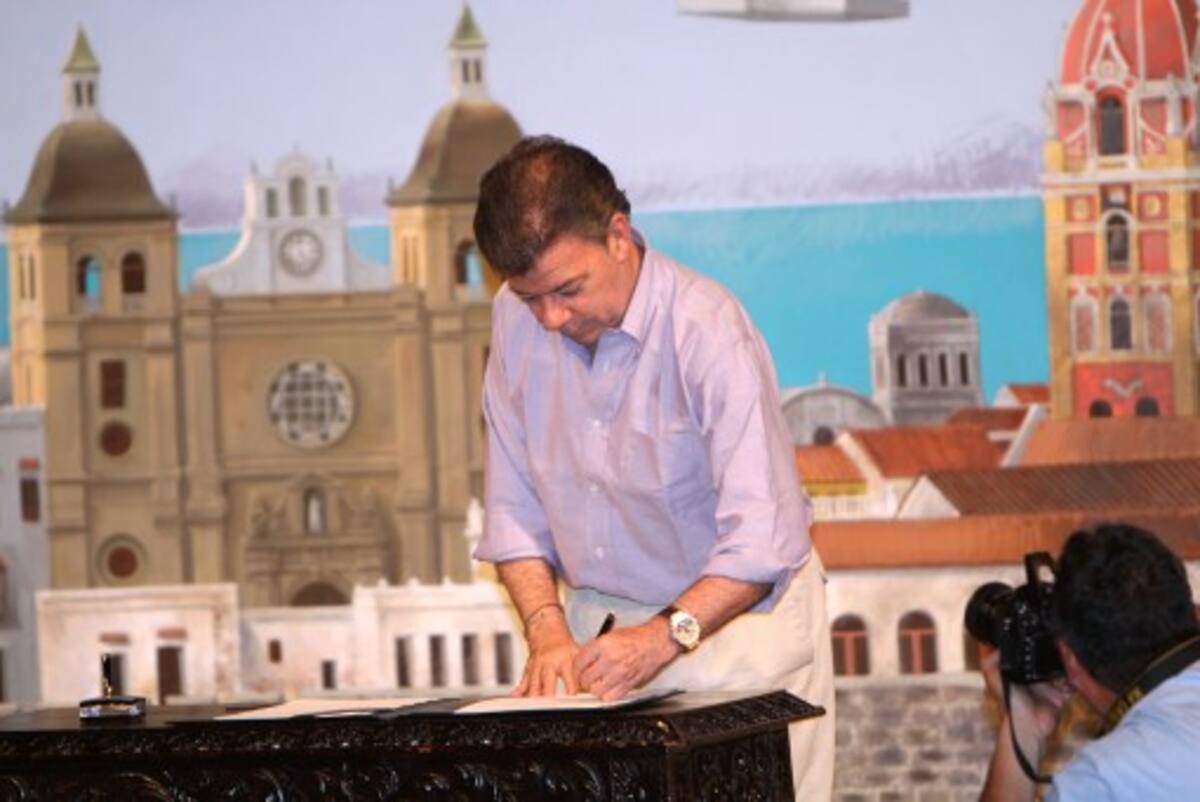 En Cartagena de Indias, Teatro Adolfo Mejía, el presidente Juan Manuel Santos, firmó anoche la nueva Ley Orgánica de Ordenamiento Territorial (LOOT). ÓSCAR DÍAZ ACOSTA-EL UNIVERSAL