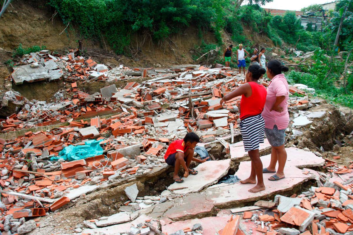 Los damnificados esperan pronta reubicación. Reconocen que están en zona de alto riesgo. // Foto: Aroldo Mestre - El Universal