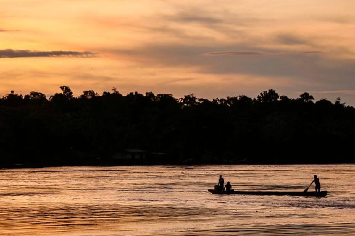 El río Atrato se sobrepone al conflicto y vuelve a ser una autopista fluvial