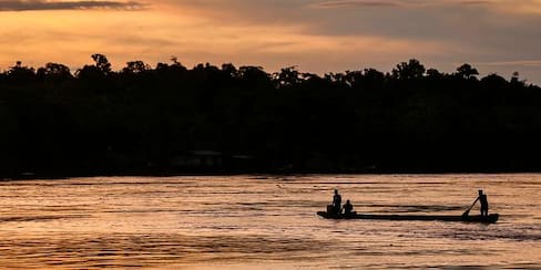 El río Atrato se sobrepone al conflicto y vuelve a ser una autopista fluvial