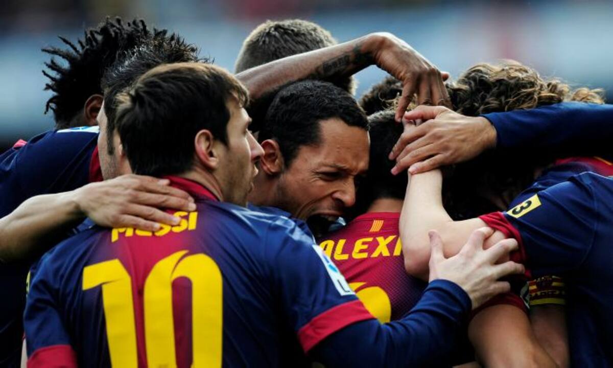 Iniesta, el mejor del partido, tuvo tiempo de celebrar el quinto nuevamente tras intervención de Messi y Piqué AP