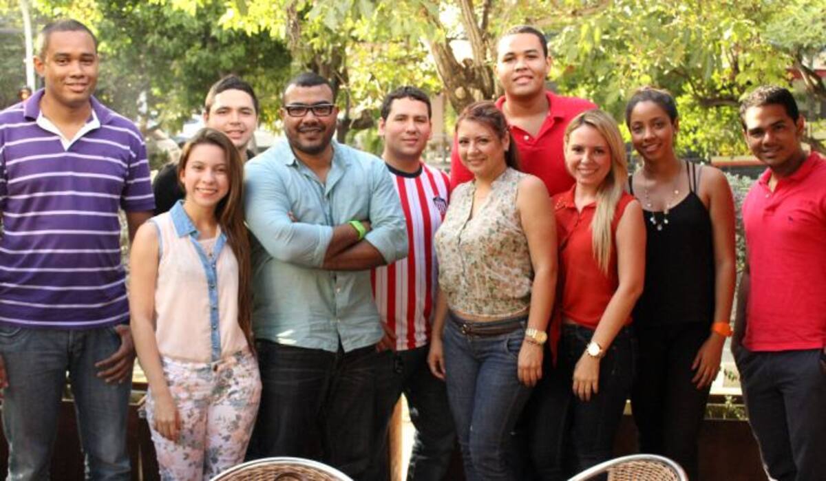 Edwin Slacedo y seguidores juveniles y profesionales de su propuesta. Cortesía.