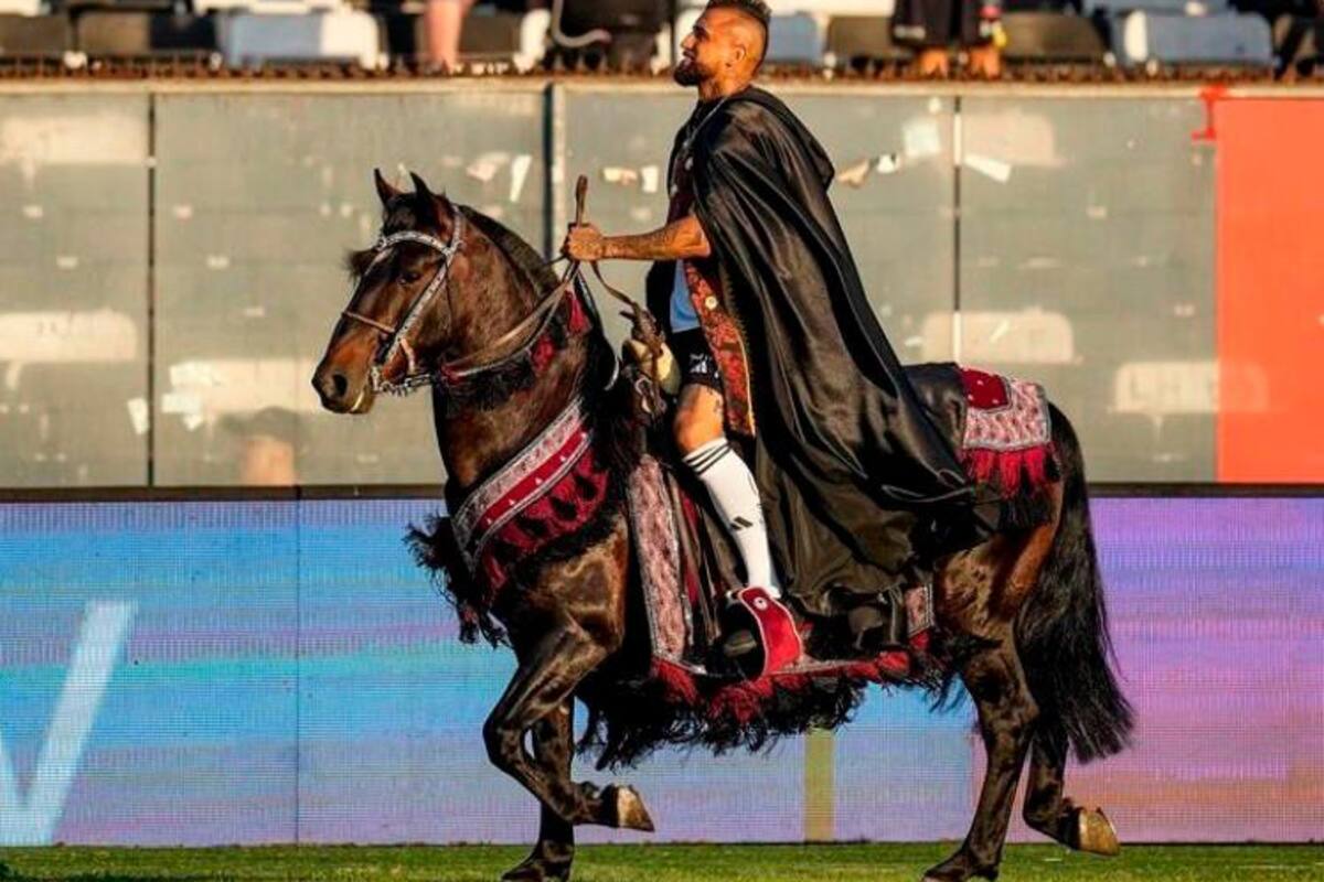 Video: Arturo Vidal regresó a Colo Colo en helicóptero y vestido de rey
