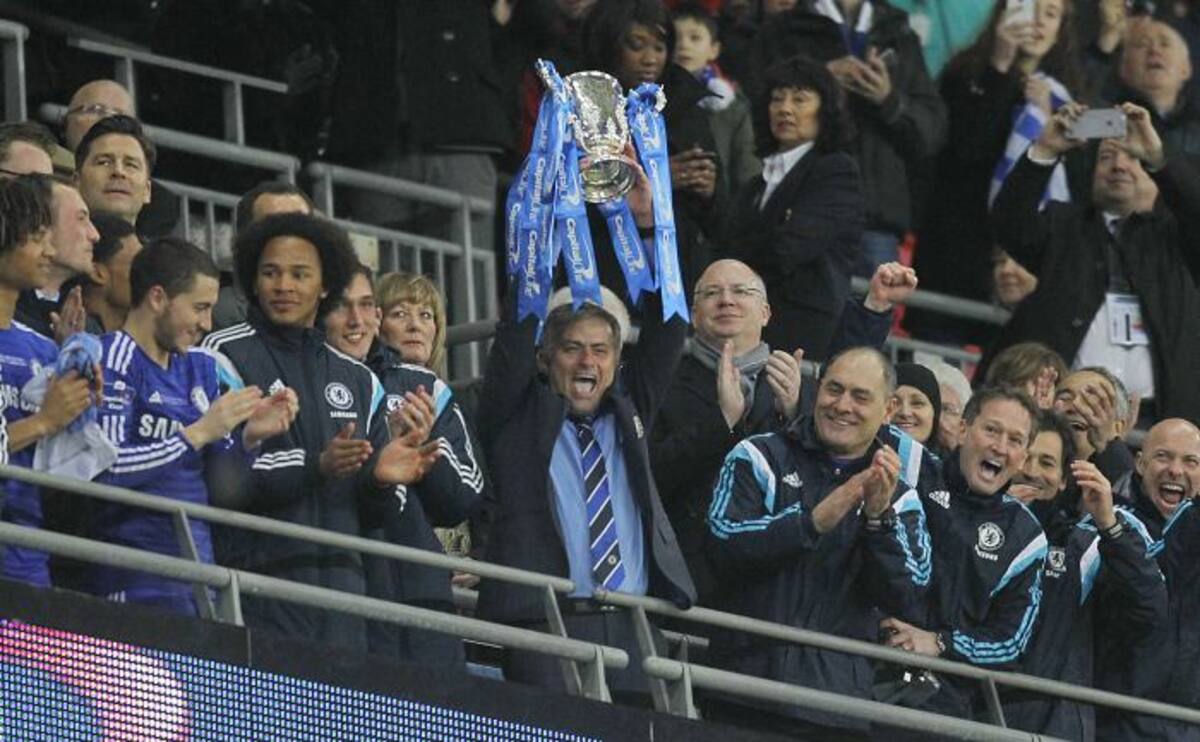 Mourinho levante el trofeo y celebra el título. AFP IAN KINGTON