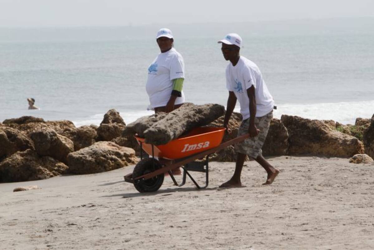 El consorcio Vía al Mar entregó a los carperos palas, carretillas, rastrillos, entre otros elementos, para realizar el trabajo. Julio Castaño