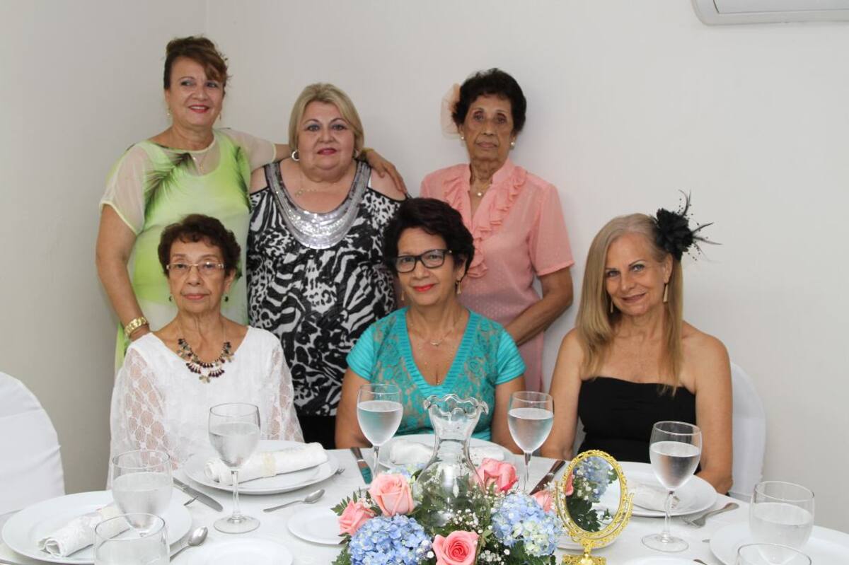 De pie: Clara Vega, Ruth Pinedo y Gladys Pinedo; sentadas: Ernestina Morales, Rocío Morales e Inés De León.