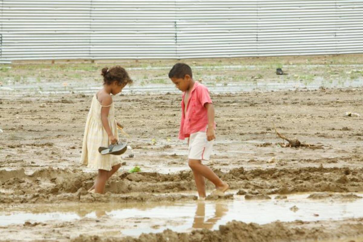 Así como ellos, todos los niños del barrio juegan en el barro. Claudia Fortich / El Universal
