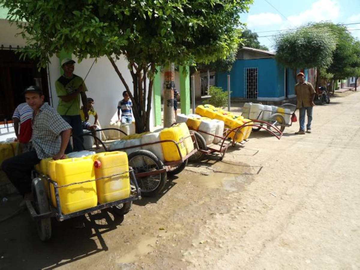 El Gobierno Nacional ordenó la distribución de agua gratuita a través de tanques comunitarios, en El Carmen de Bolívar. LILA LEYVA - EL UNIVERSAL