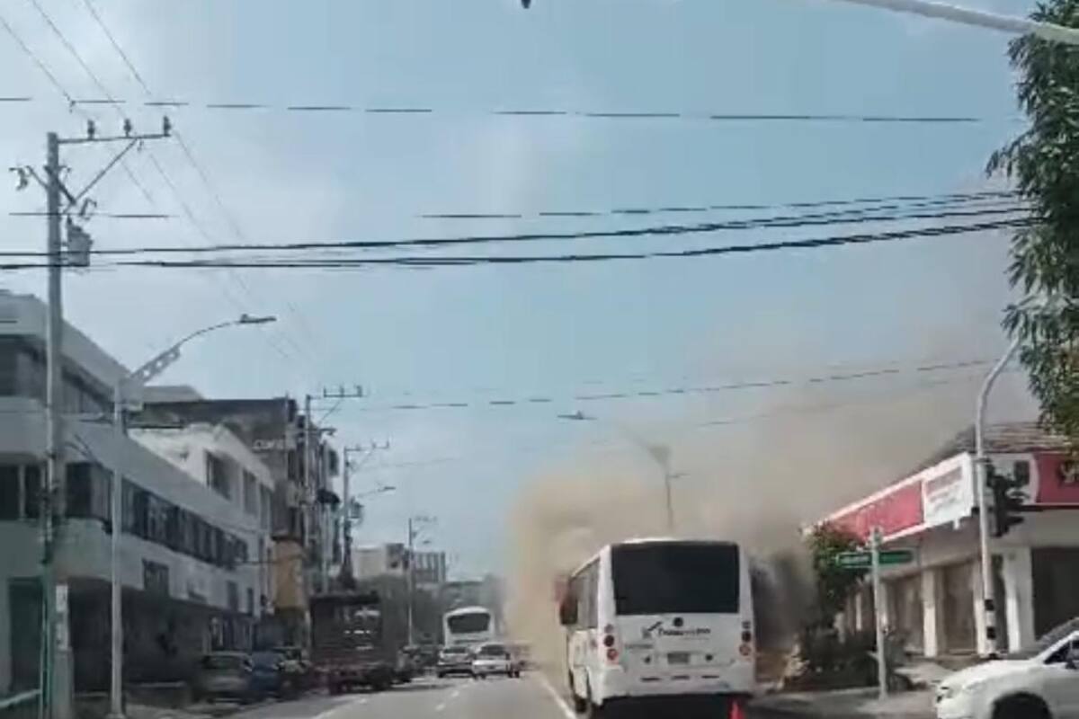 Bus de Transmetro causa pánico al incendiarse en plena vía pública