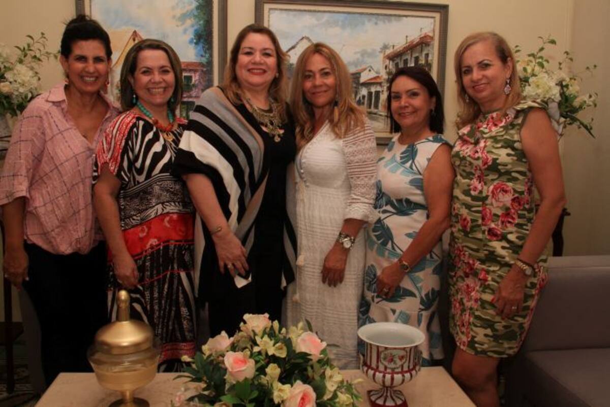 Marly Camargo, Mariela Herrera, Gina Vélez, la agasajada, Paulina Schraer; Irma Berrío y Delcy Gil. zenia valdelamar - el universal